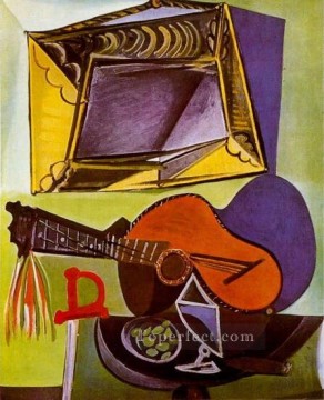 Pablo Picasso Painting - Naturaleza muerta con guitarra cubista de 1918 Pablo Picasso